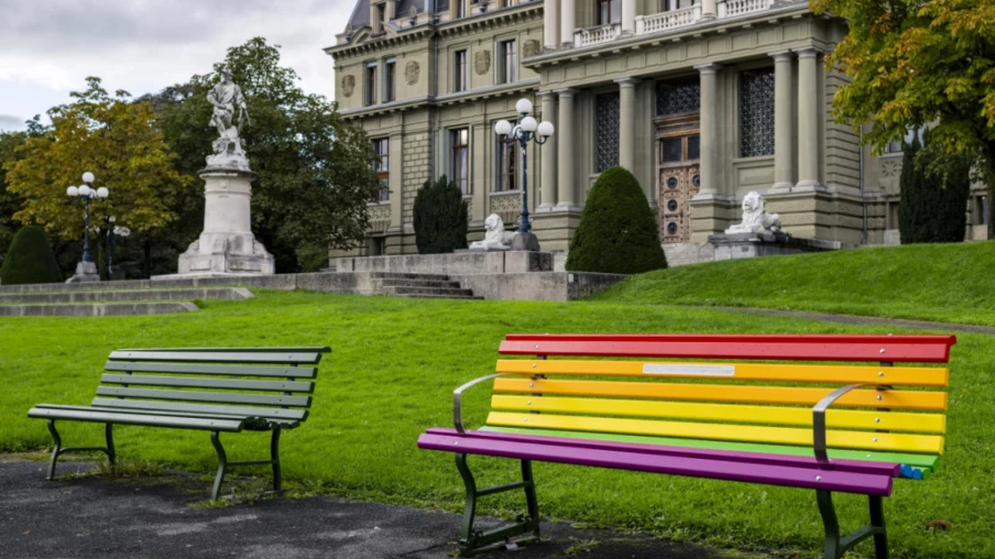 Lausanne porte plainte après des bancs arc-en-ciel repeints en blanc