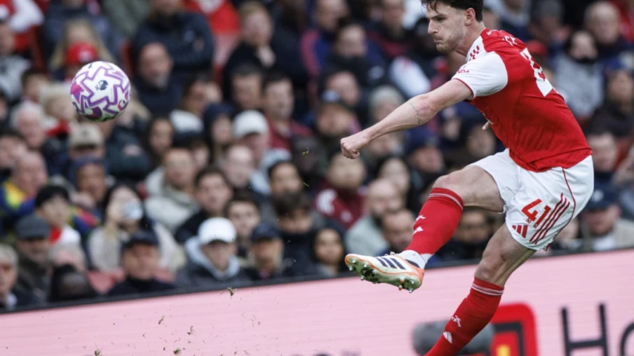 Arsenal prend la tête de la Premier League après 2-0 contre West Ham