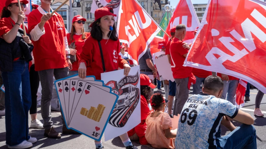 Quelque 2000 maçons romands défilent dans la rue à Lausanne