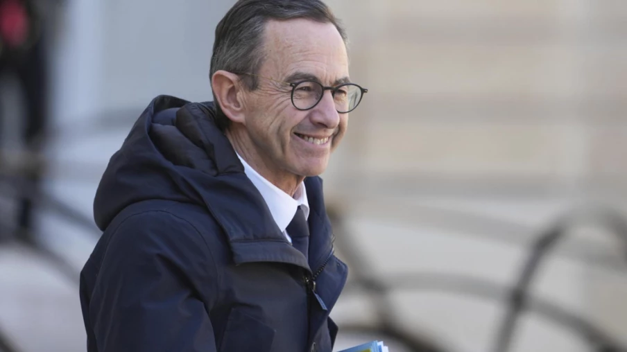 Philippe en meeting à Marseille pendant que LR élit son chef