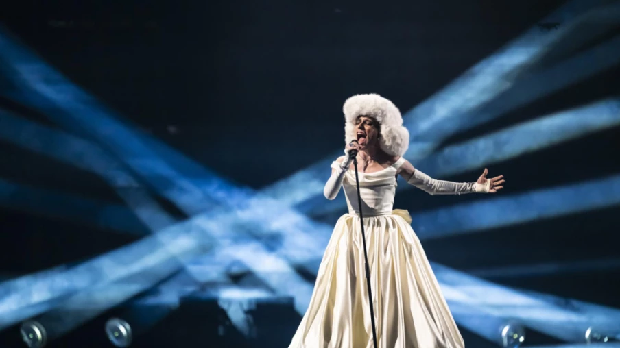 Nemo chante "The Code" à l'ouverture de la finale de l'Eurovision