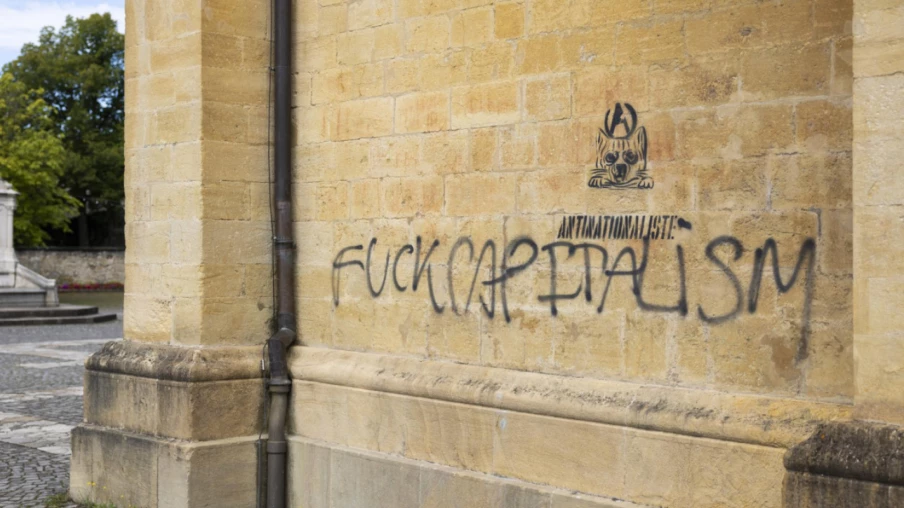 Deux interpellations après les tags à la collégiale de Neuchâtel