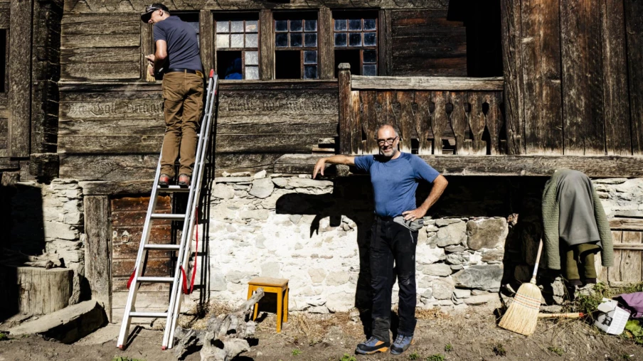 Blatten : plus de 70 bénévoles nettoient les maisons épargnées