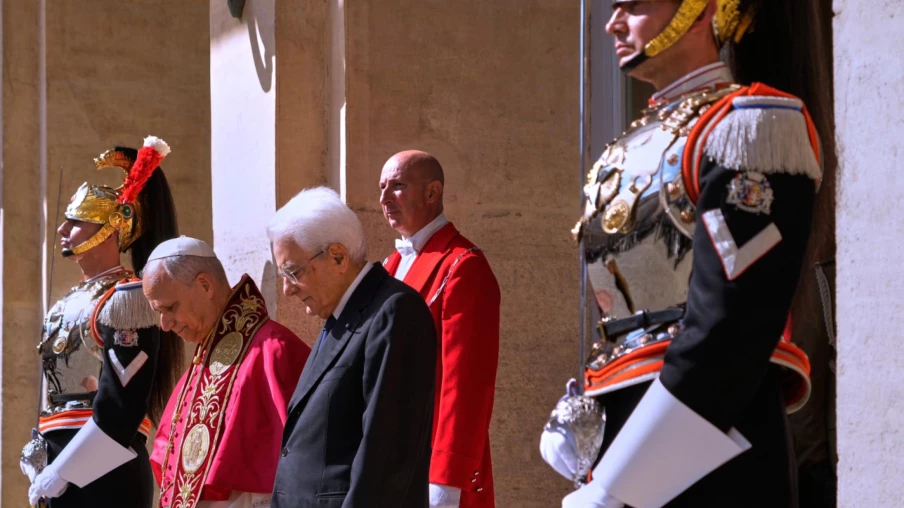 Le pape reçu en grande pompe en visite d'Etat en Italie