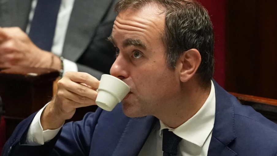 Lecornu échappe de peu à la censure, débats budgétaires à l'Assemblée