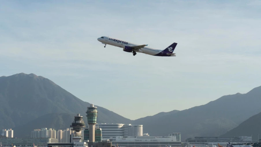 Un avion-cargo quitte la piste à Hong Kong: deux morts