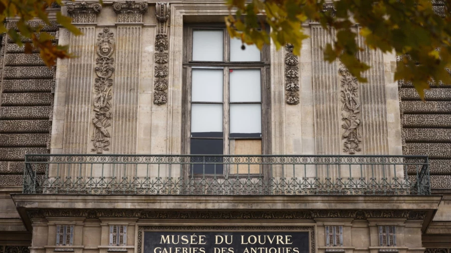 Le Louvre défend la sécurité et la qualité de ses vitrines fracturées