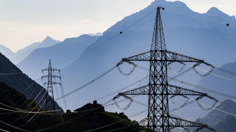 Priorité aux lignes aériennes pour le réseau électrique suisse