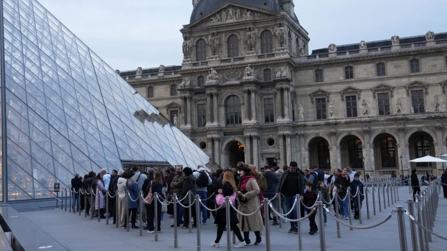 Le Louvre rouvre mercredi, trois jours après le vol de bijoux