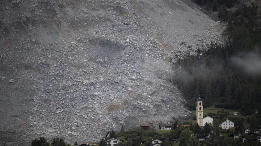 Beaucoup d'habitants de Brienz (GR) demandent un relogement définitif