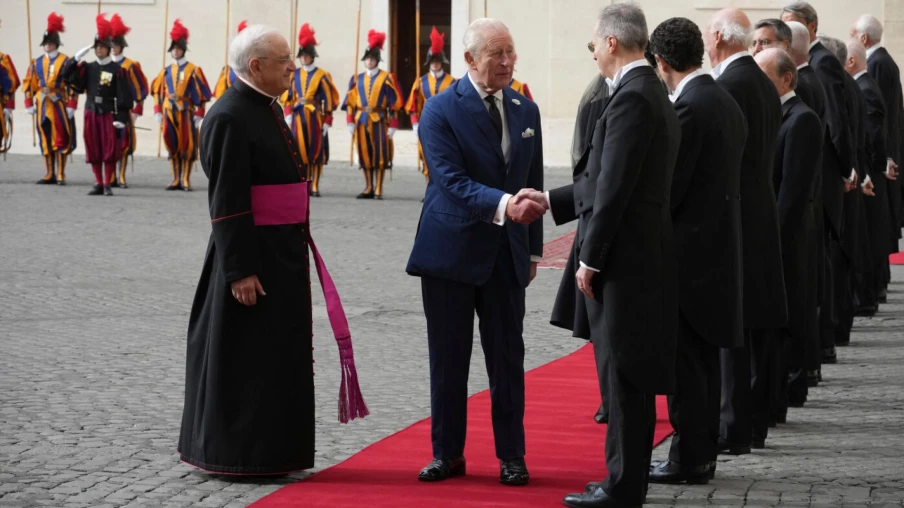 Charles III et le pape prient ensemble, première depuis le schisme