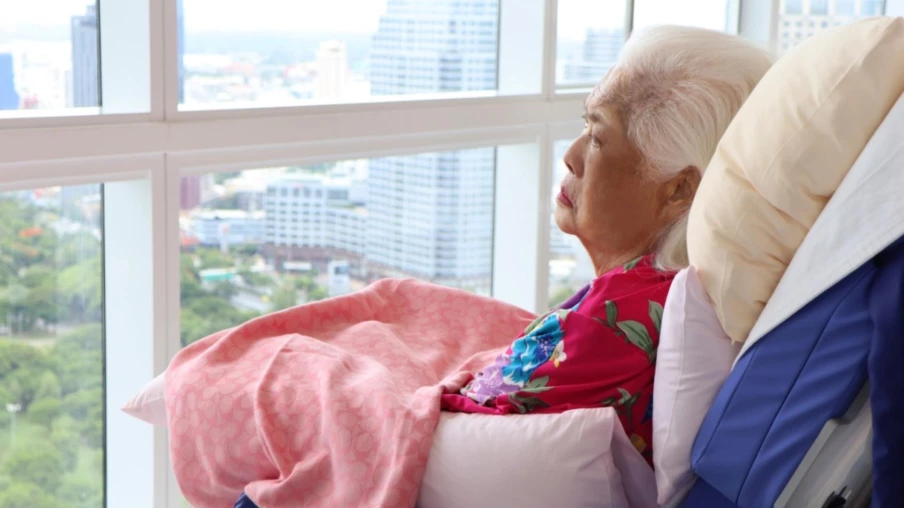 Thaïlande : décès de la reine mère Sirikit à 93 ans, fin d'une ère