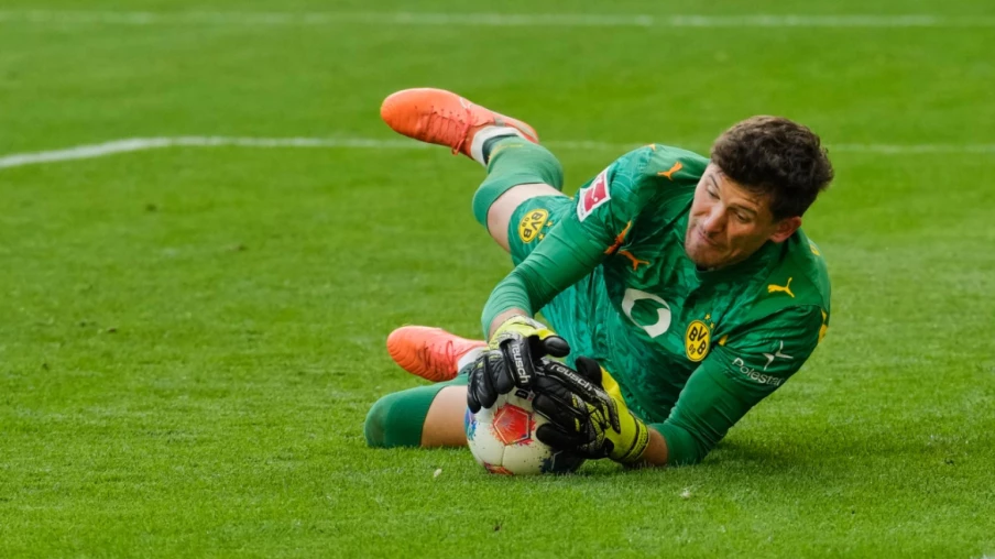 Gregor Kobel sauve Dortmund à Francfort en Coupe d'Allemagne