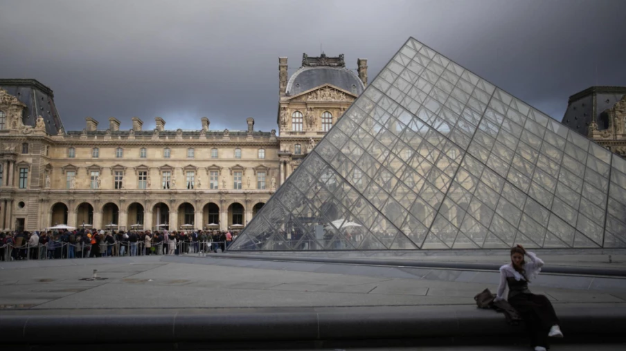 Cinq nouvelles interpellations dans le casse du Louvre, suspect visé