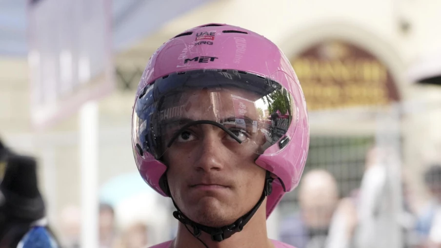 Del Toro reste en rose, Ayuso grappille