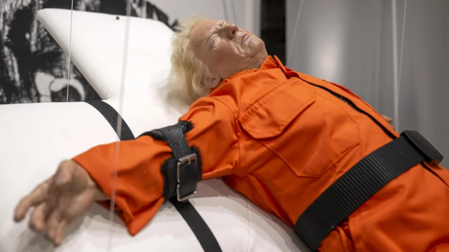 Sculpture polémique de Trump crucifié exposée à Bâle