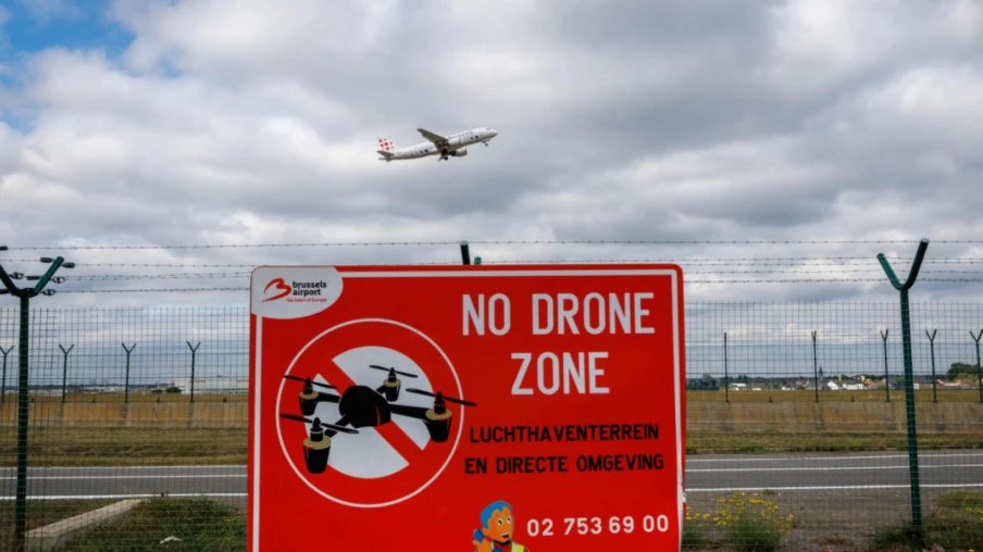 Drones: trafic interrompu à l'aéroport de Bruxelles, vols déroutés