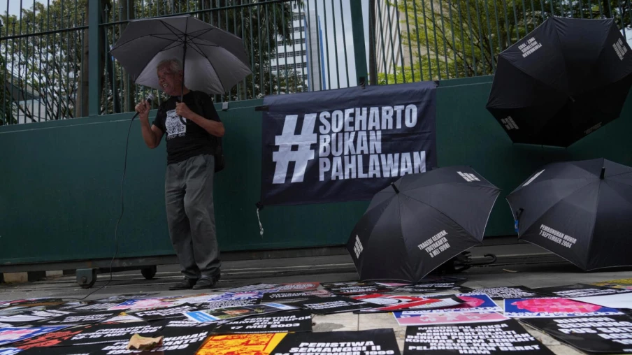 L'Indonésie nomme Suharto héros national malgré les accusations