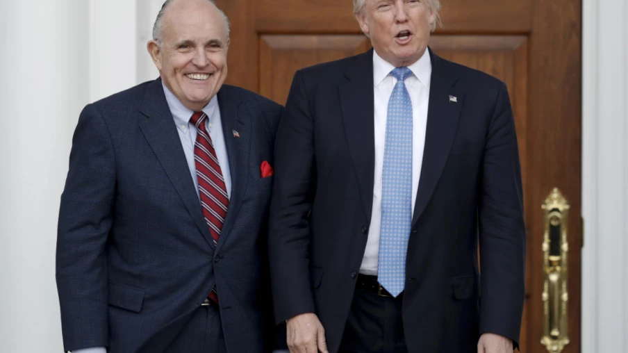 Donald Trump gracie Rudy Giuliani et 76 autres pour l'élection 2020