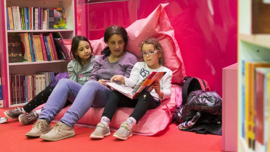 Des personnalités et des anonymes s'engagent pour lire à voix haute