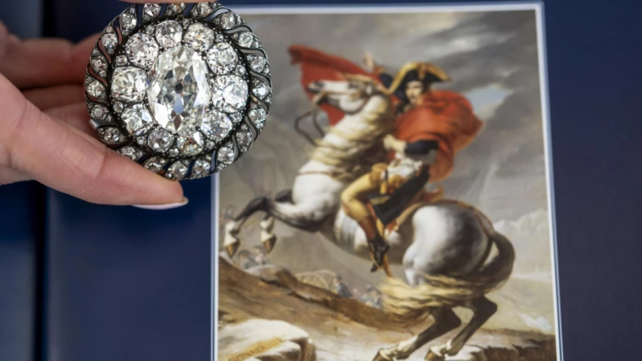 Vente record à Genève: broche à diamants de Napoléon à 3,79 M€