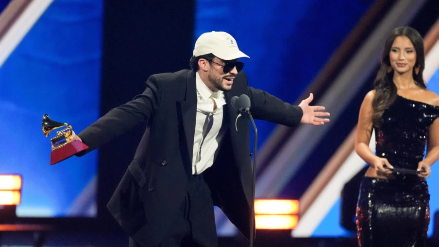 Bad Bunny remporte l'album de l'année aux Grammy Latino et cinq prix