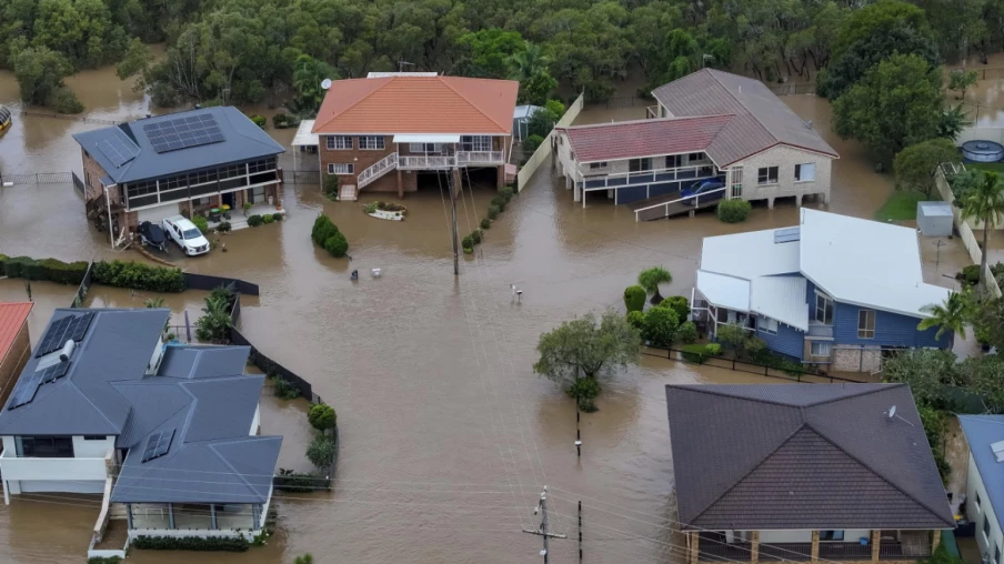Australie: un mort et 50'000 personnes bloquées par des inondations