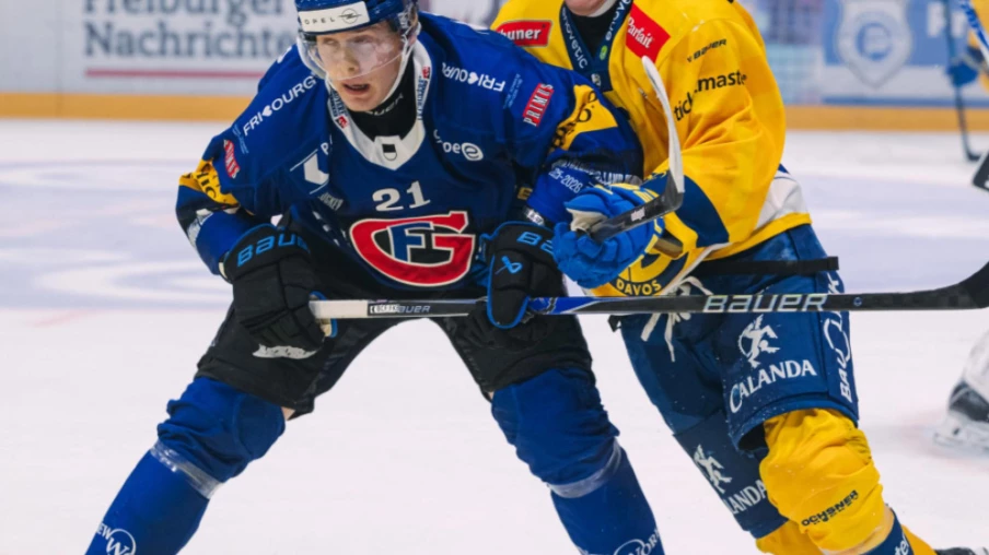 Fribourg bat le leader Davos 5-3; Bienne s'incline 0-2