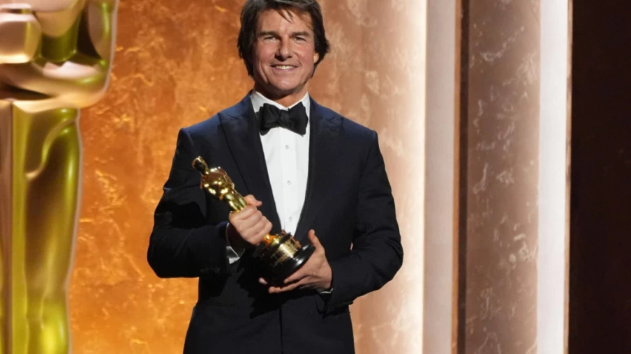 Tom Cruise reçoit un oscar d'honneur aux Governors Awards
