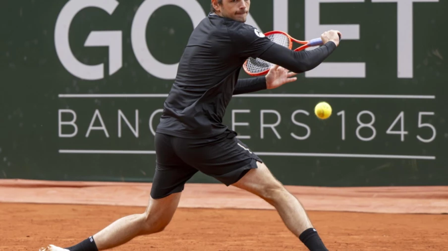 Djokovic poursuit sa route, mais pas Fritz