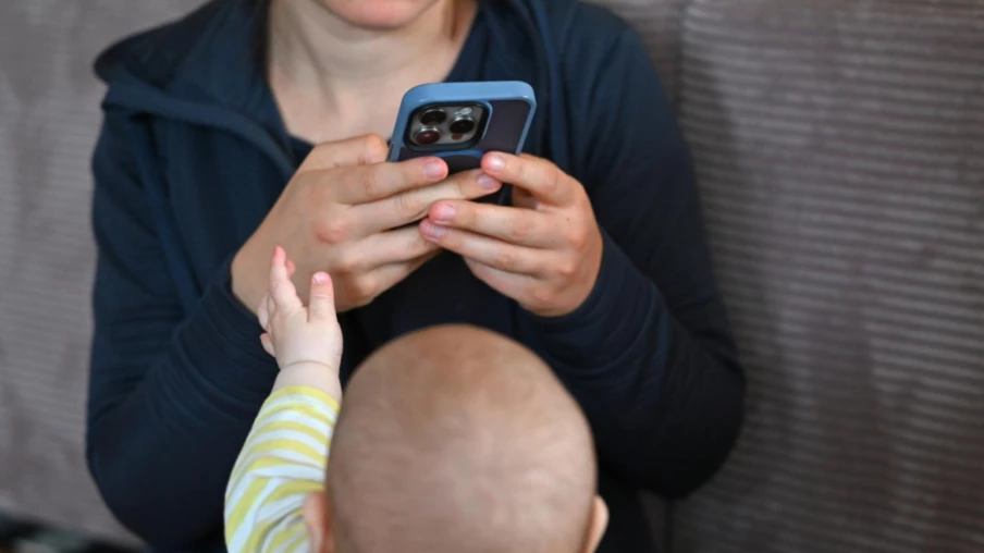 Aucun lien entre téléphone portable et cancer démontré, dit l'ANSES