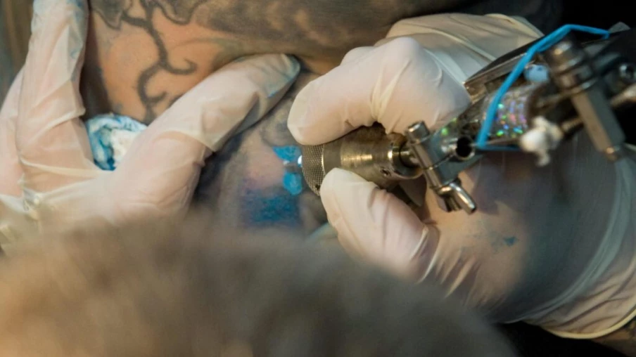 Les encres de tatouage affaiblissent le système immunitaire