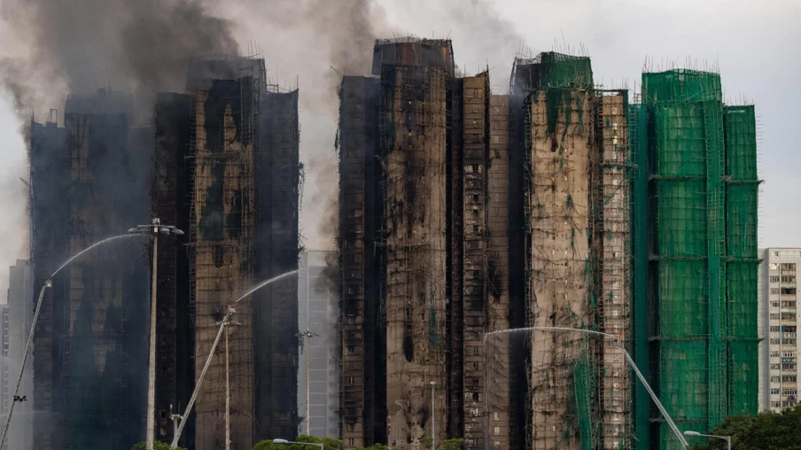 Hong Kong : incendie de gratte-ciels, le bilan atteint 94 morts