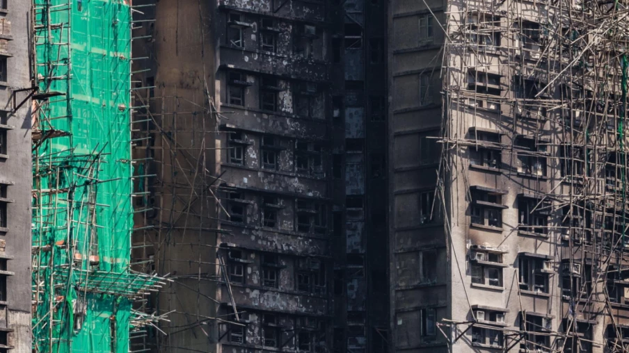 Incendie à Hong Kong: 128 morts et recueillement au pied des tours
