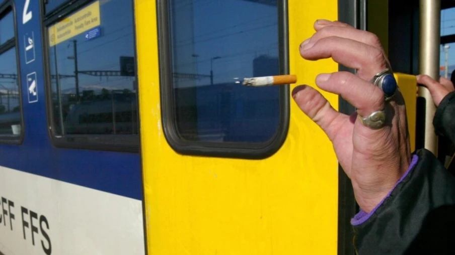 20 ans sans wagons fumeurs aux CFF, les mégots restent