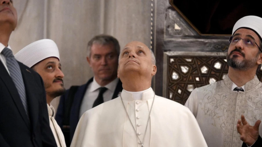 Léon XIV, premier pape américain, visite la mosquée bleue d'Istanbul
