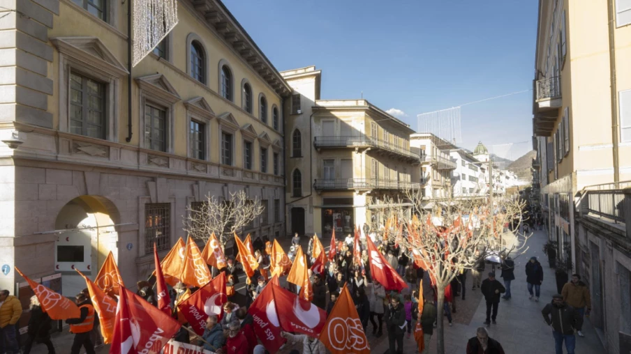 Tessin: 500 manifestants à Bellinzone contre les mesures d'austérité