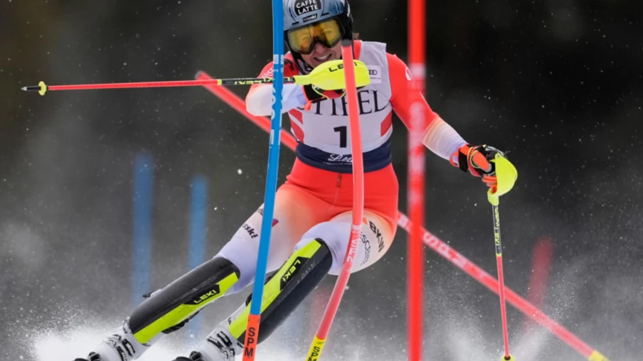 Wendy Holdener talonne Mikaela Shiffrin en slalom à Copper Mountain