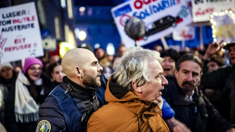 Plus de 1'500 manifestants devant le Grand Conseil contre les coupes