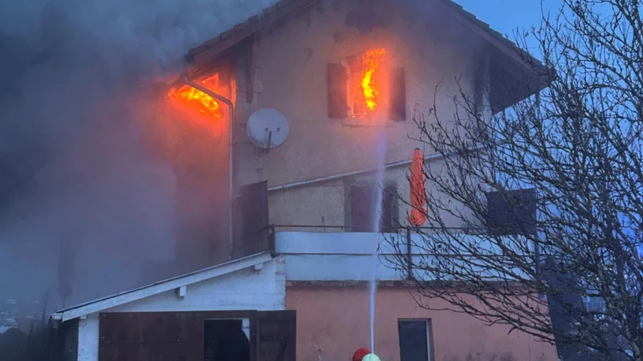Pronostic vital engagé après un incendie dans une maison aux Bayards (NE)