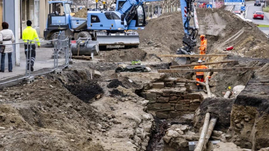 Fouilles archéologiques: vestiges de la porte de Berne à Payerne