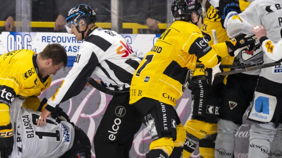 Fribourg domine Ajoie 5-1, Bienne l'emporte aux tirs au but