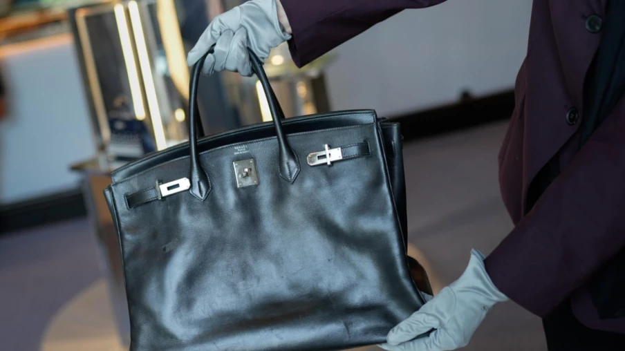 Sac Birkin de Jane Birkin adjugé 2,45 M€ chez Sotheby's à Abou Dhabi
