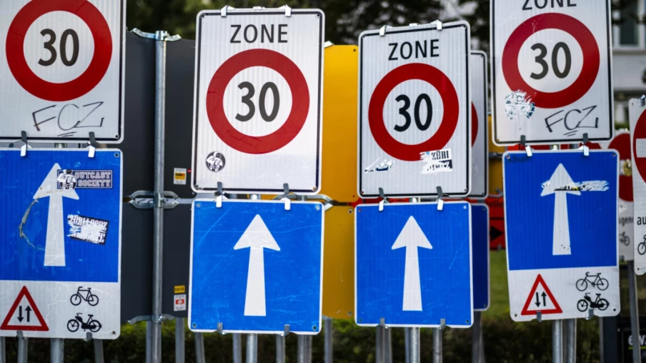 Projet du Conseil fédéral : limitation à 30 km/h divise la Suisse
