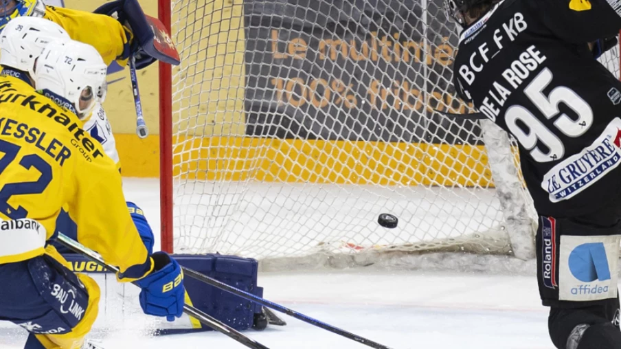 National League: Fribourg bat le leader Davos 4-0, Berra blanchit