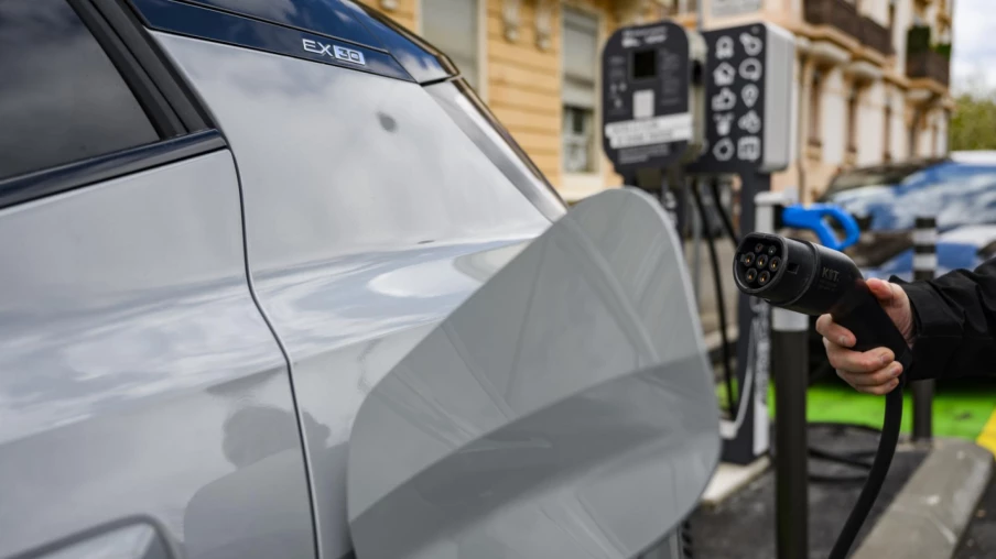 novembre 2025: hybrides rechargeables séduisent les acheteurs suisses