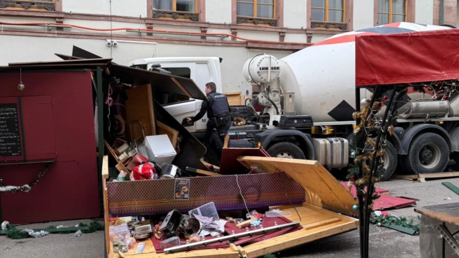 Bâle: camion percute trois stands du marché de Noël, chauffeur blessé