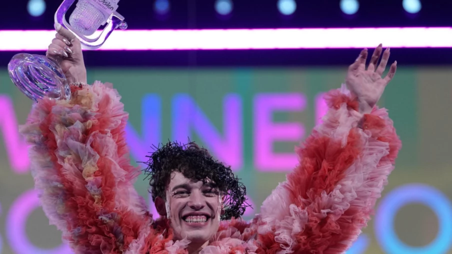 Nemo renvoie son trophée de l'Eurovision en signe de protestation