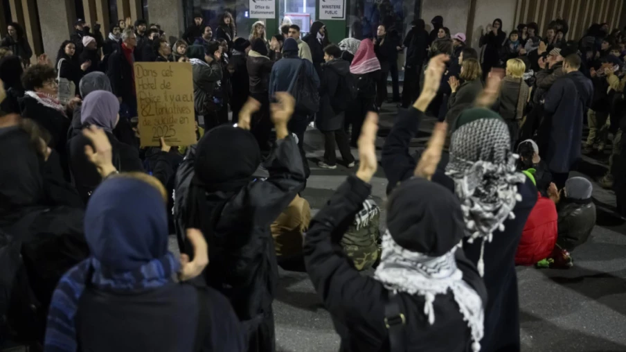 Près de 300 manifestants à Lausanne protestent devant l'hôtel de police