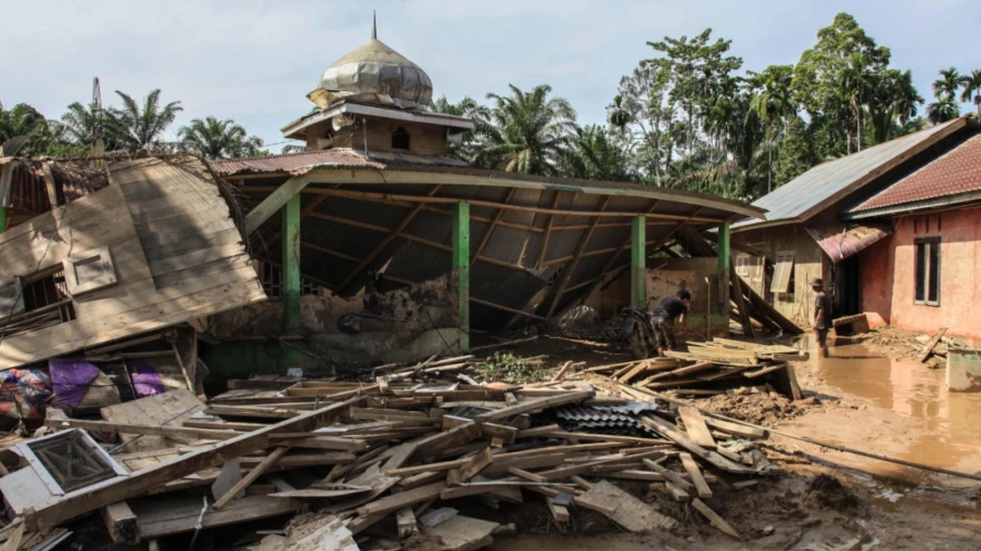 Indonésie : plus de 1 000 morts après inondations et glissements